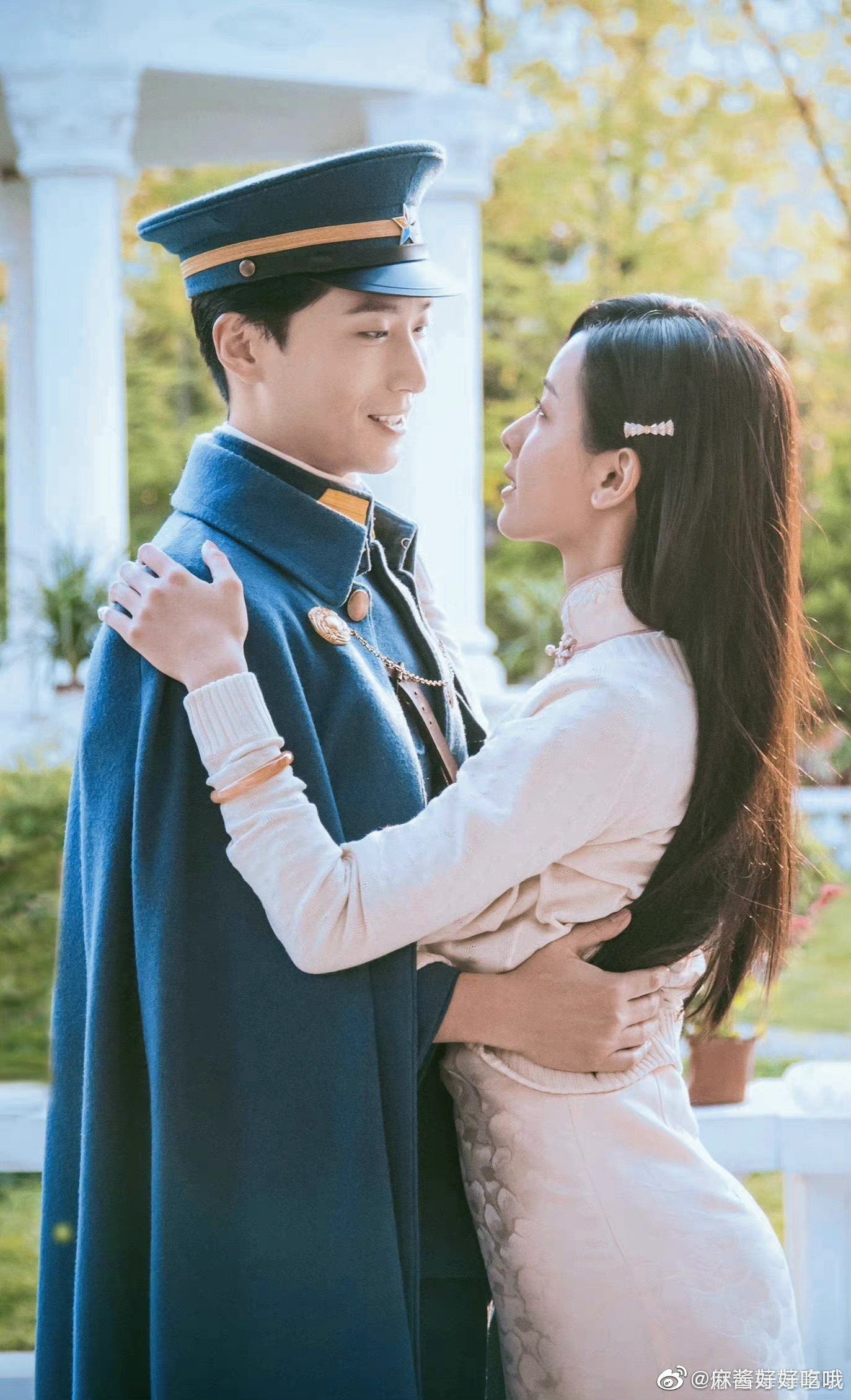 窦骁很会拿捏女生心动的点,单手拎陈都灵的片花,我们能看一百遍