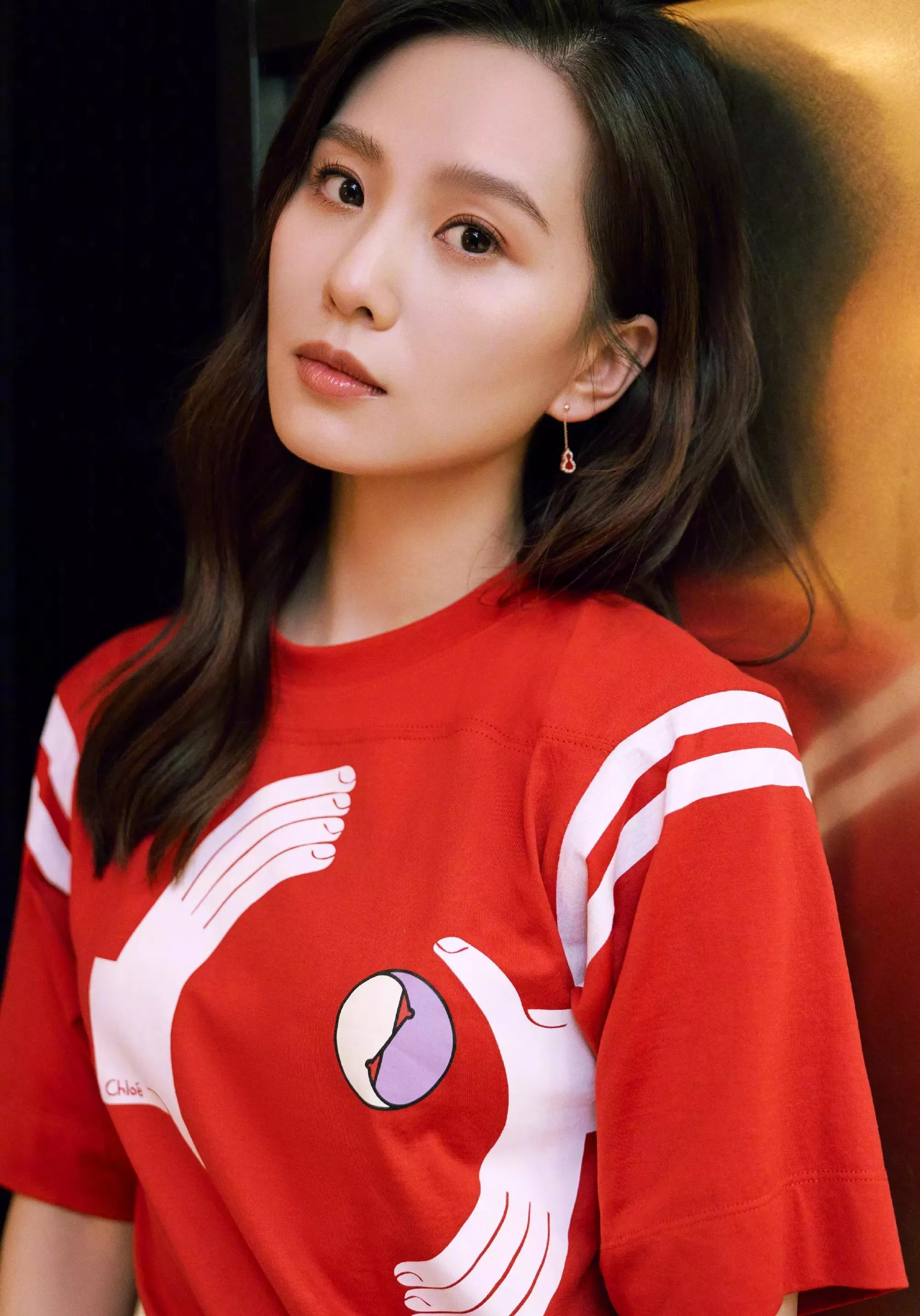 44位明星驾驭的红色服饰典雅大方，由内而外散发出自然的美感