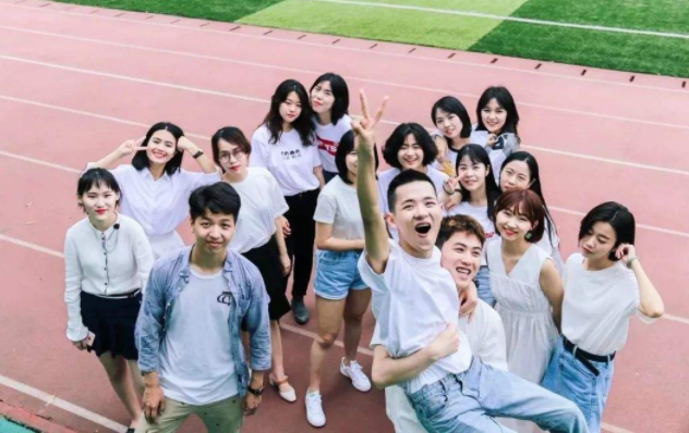 大学生化妆前后，效果堪比“整容”，网友：化完亲妈都认不出来了