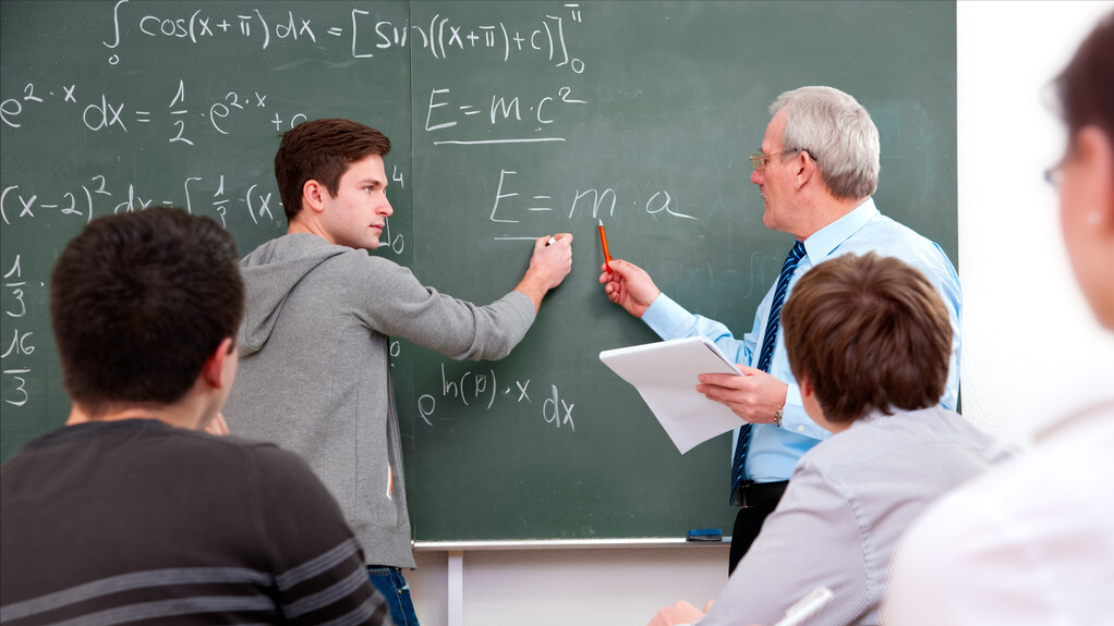 师范本科毕业，怎么才能去公立高中当老师？