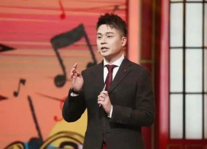 难出头的二线主持人：直播、跳槽、四处流窜，老实的斗不过精明的