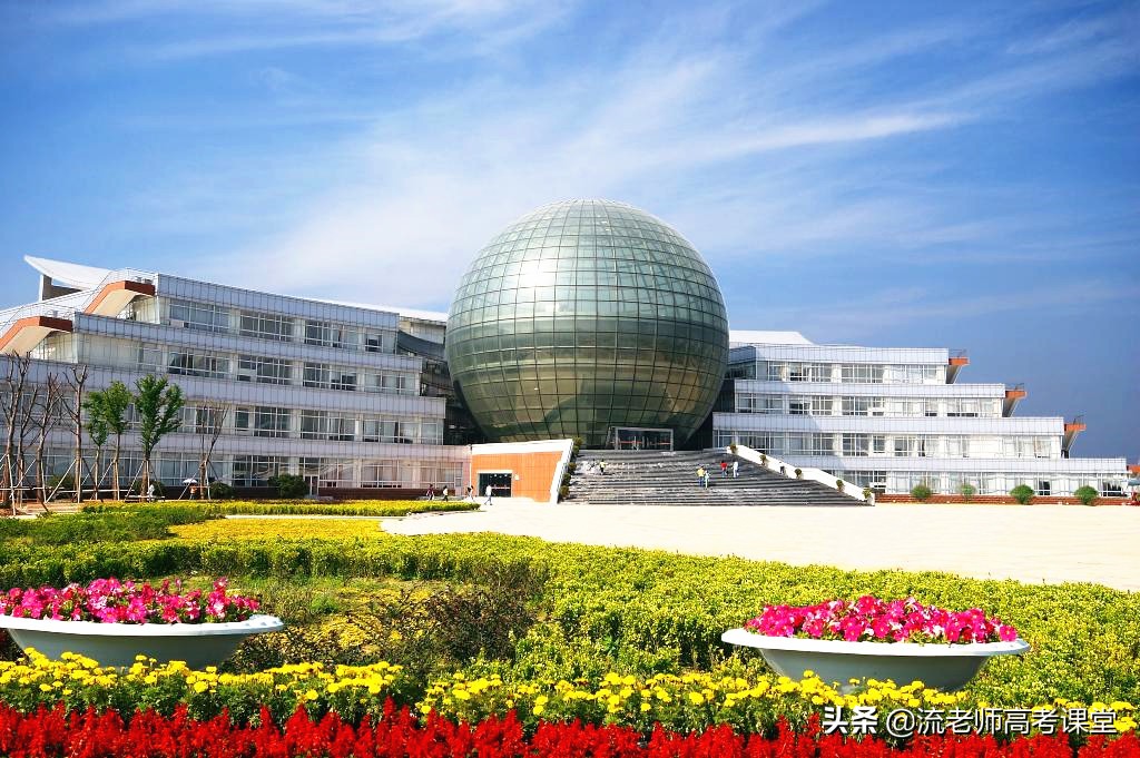 想去南京读大学，南京财大和南京审大哪个比较好？高考成绩是关键