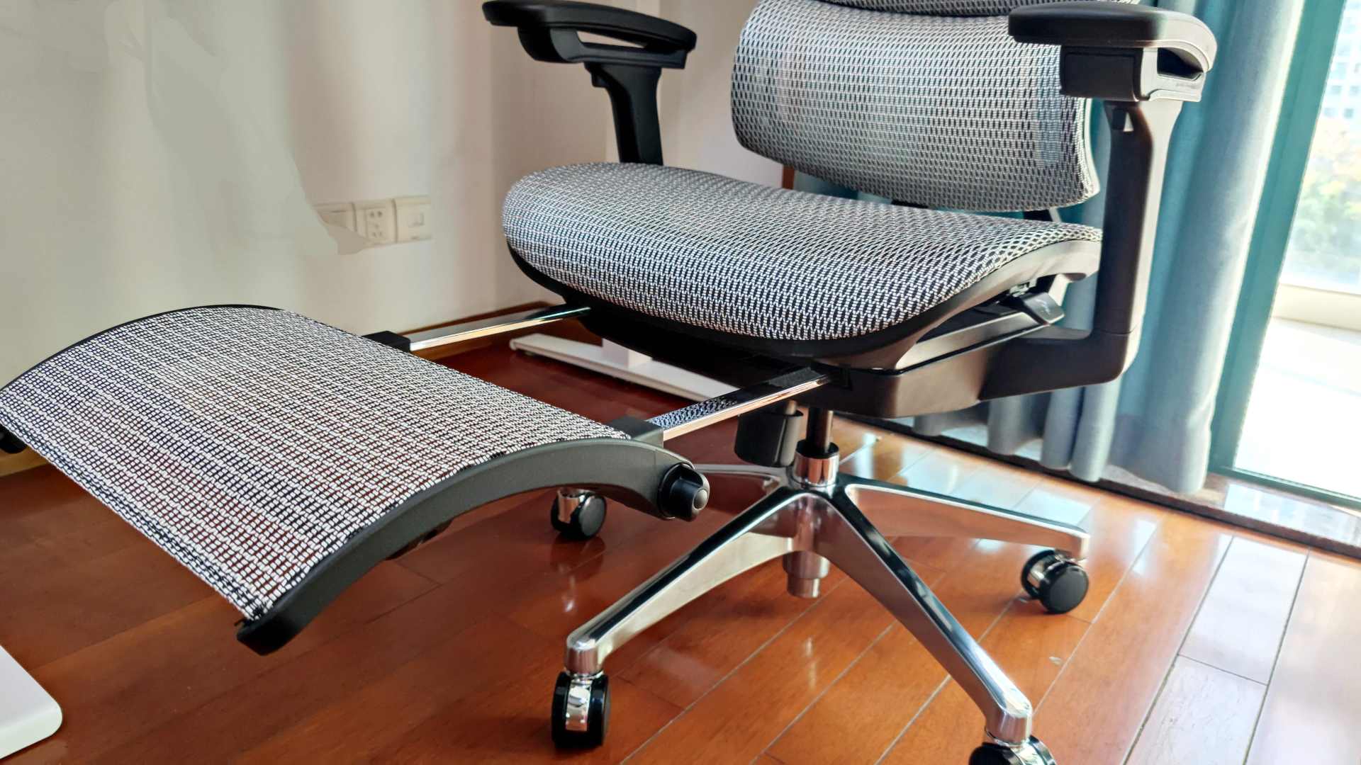 是不是出色的人体工学椅，坐坐才知道