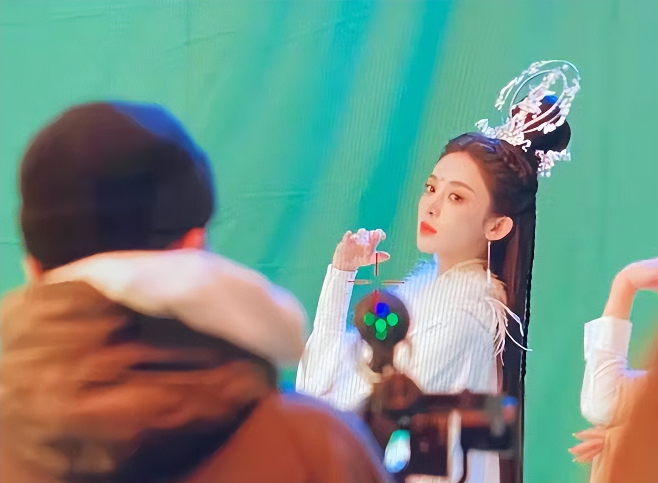 古力娜扎站在绿布下进行表演，脸部表情太冷漠，网友：看不出演技