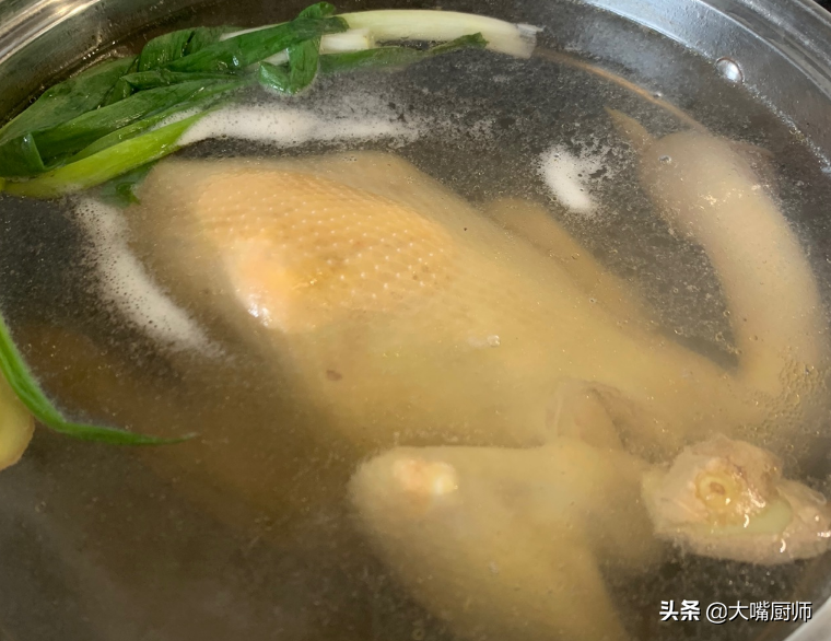 白切鸡直接用水煮，难怪又老又腥！要想皮脆肉嫩，3个步骤是关键