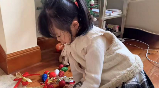 伊能静晒一家三口迎接圣诞，小米粒开心歌唱，正脸曝光像爸爸秦昊