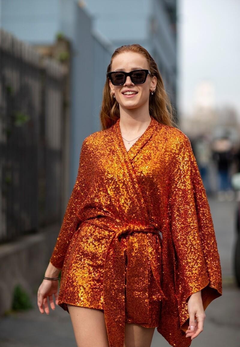 【橘色配哪三种颜色好看】夏天穿点颜色显眼的服装,亮眼的橘色太有