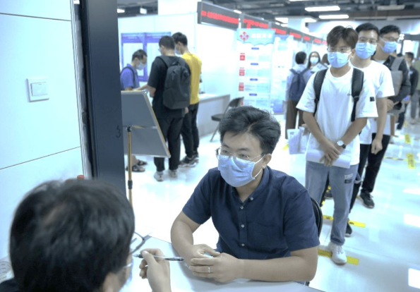 2022届毕业生预计1076万，“就业难”与“招人难”并存，卷到家了