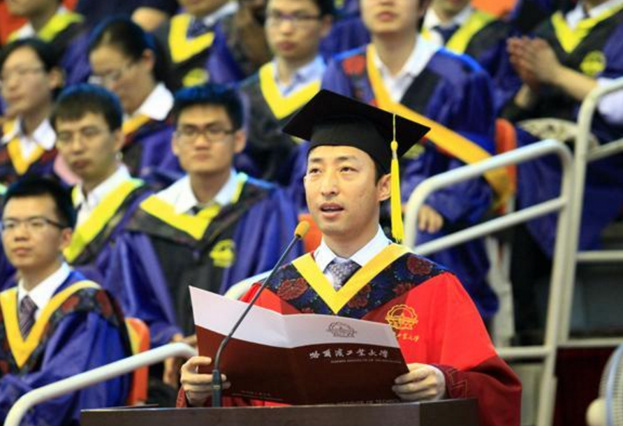 哈工大博导第一学历为“中专”，用10年时间实现逆袭，让人敬佩