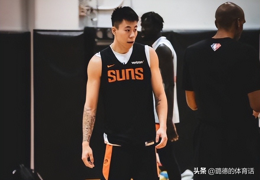 nba为什么有2个3分(恭喜！张镇麟NBA夏联首秀 2分47秒3分1板 苏群点评 本人霸气发声)