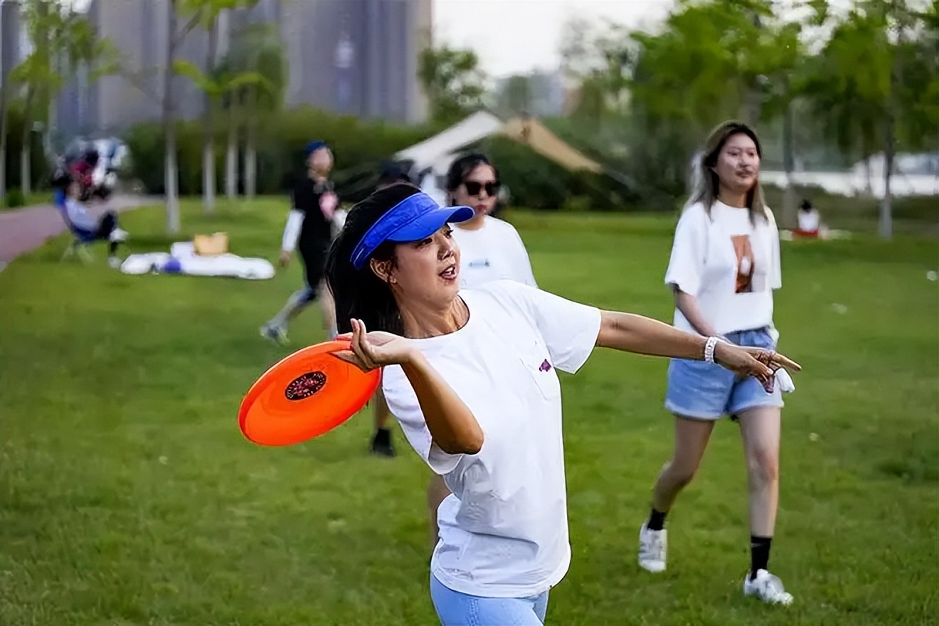 热点里的价值观从小众到网红飞盘运动为何突然火出圈