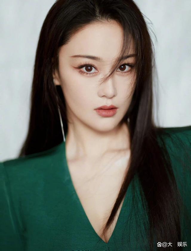 张馨予(原名张燕):慵懒迷人 抹红唇妆容精致