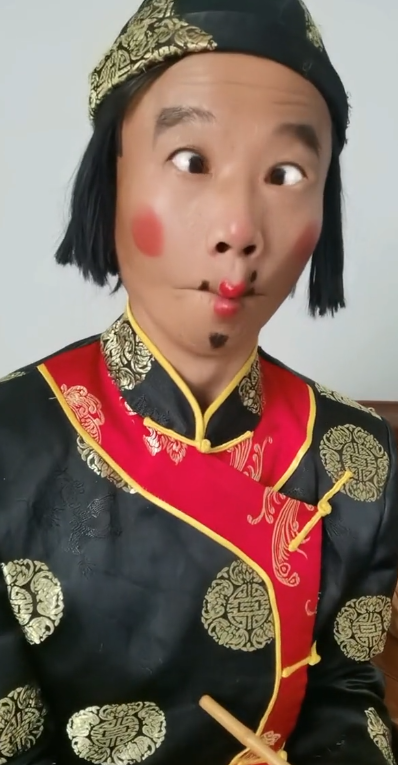 爱表演的生哥：模仿老太太走红圈粉400万，被赞“第二个宋小宝”