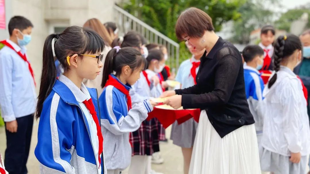 成都高新区中和小学举行以“有爱无碍 共享美好”为主题的升旗仪式