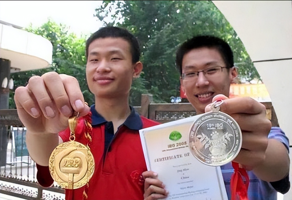 韦神的“桃花运”来了，校园内被女学生搭讪，害羞的样子很可爱