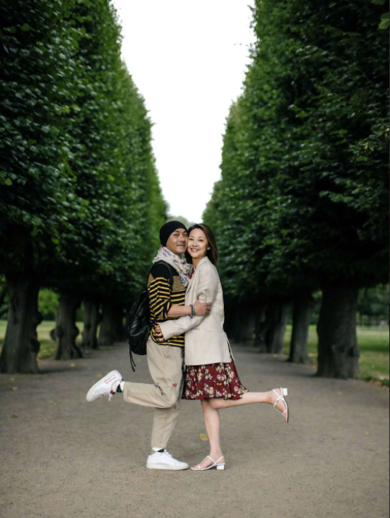 56岁张卫健携爱妻吃路边摊！二人纯素颜打扮低调，桌上仅几碟小菜