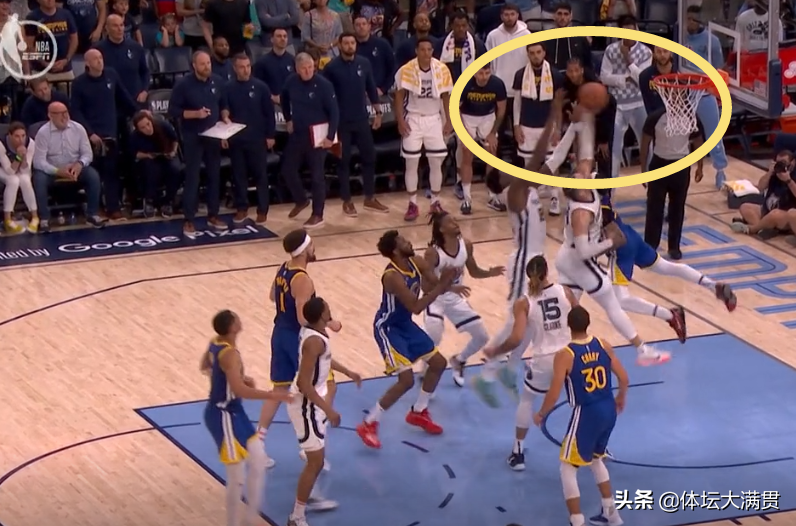 为什么nba不让看回放(勇士灰熊最后出界球判罚，引起争议。裁判竟然无权进行录像回放)