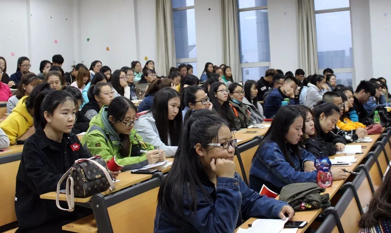 大学生群里“颓废式”生活，学生看后直呼真实，好像安了监控