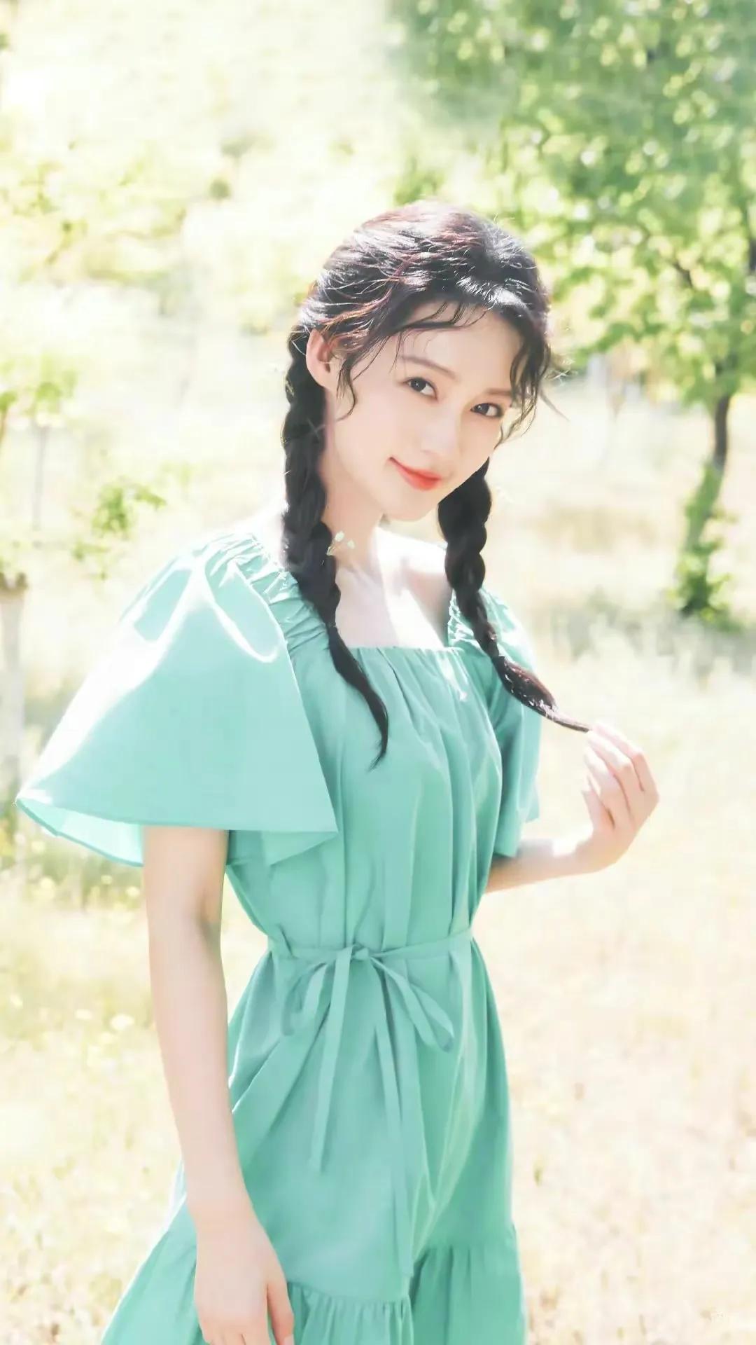 绿裙编发的李沁，青春靓丽活力满满，灵动飘逸俏皮甜美