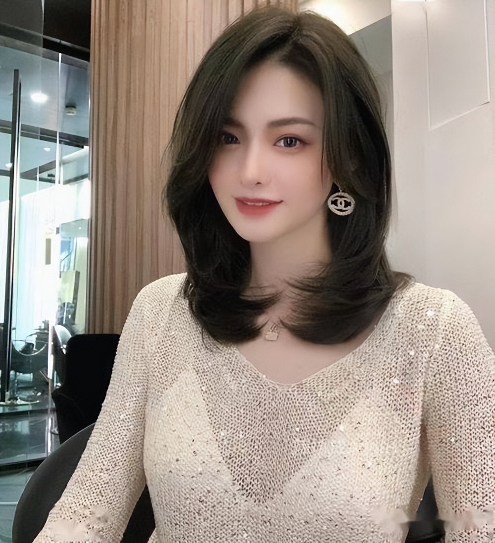 三四十岁的女人，头发不要留太长，今夏流行这4款卷发，很气质