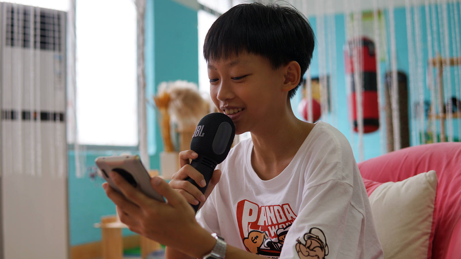 JBL 音樂(lè)唱將KMC300麥克風(fēng)助力，校園麥霸從此誕生