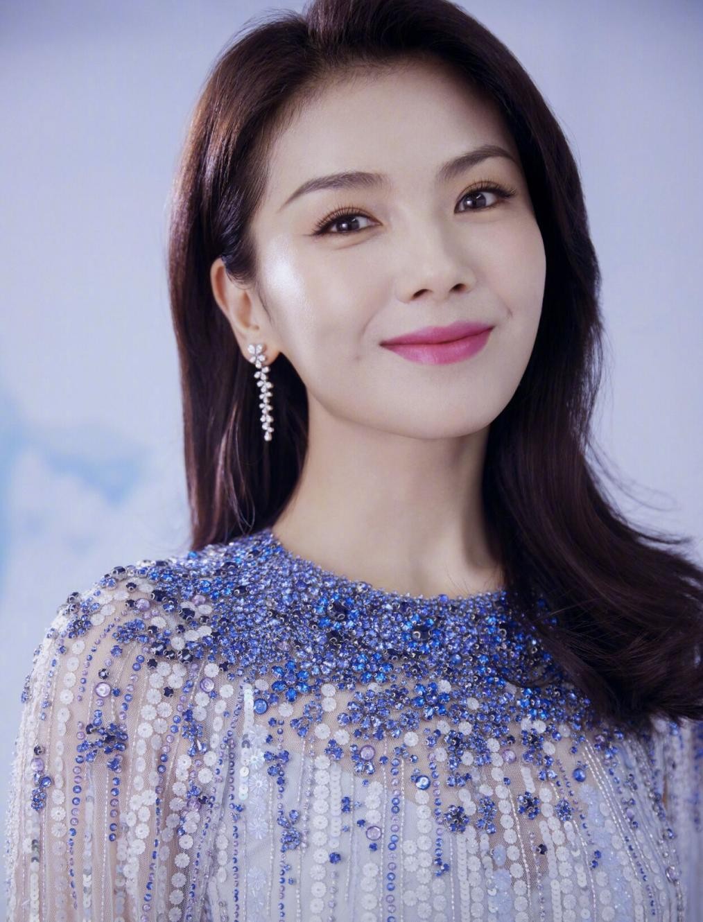 刘涛一改以往优雅形象，剪齐耳短发戴眼镜，一身警察制服帅气无比