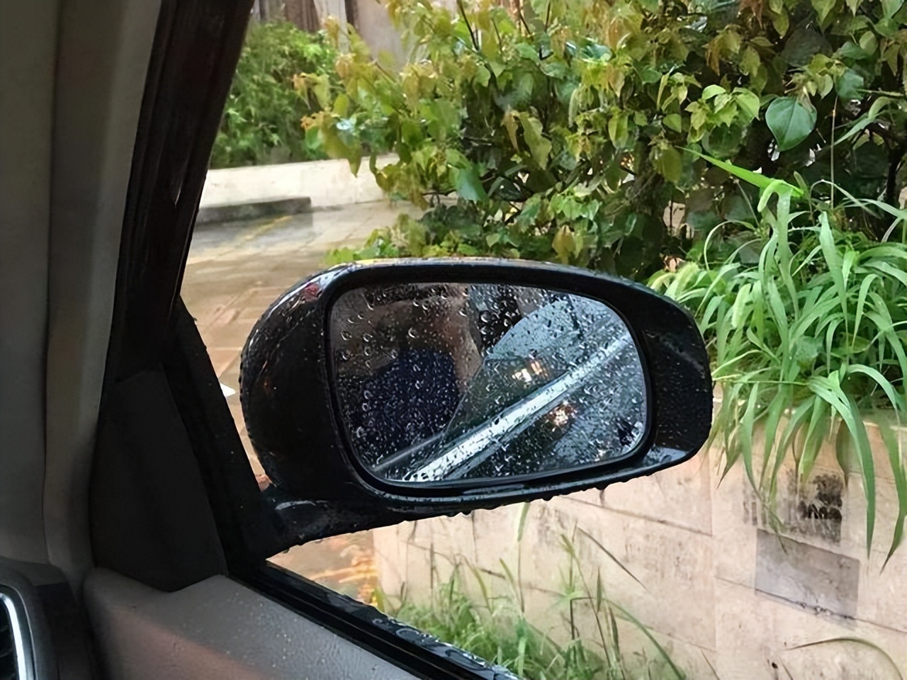 雨天开车后视镜全是水，如何解决