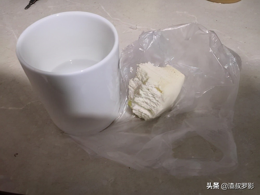 一女婴被弃，拾荒老人养大身价过亿，为报恩卖公司带养父环游祖国