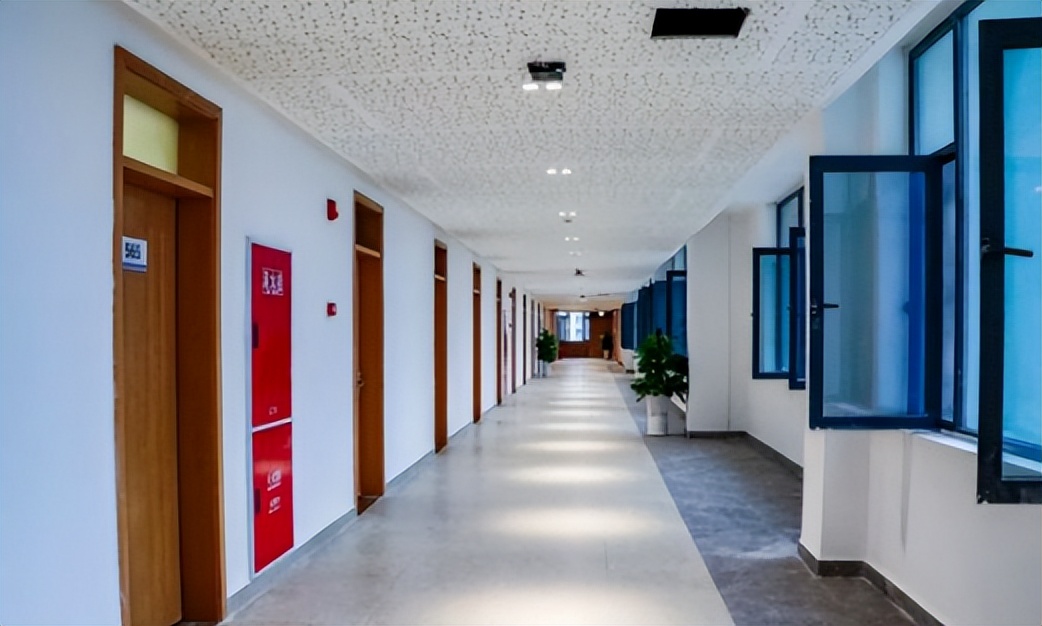 “恐龙”守候，坐拥4大食堂、水上图书馆！2022，成都理工大学等你来！