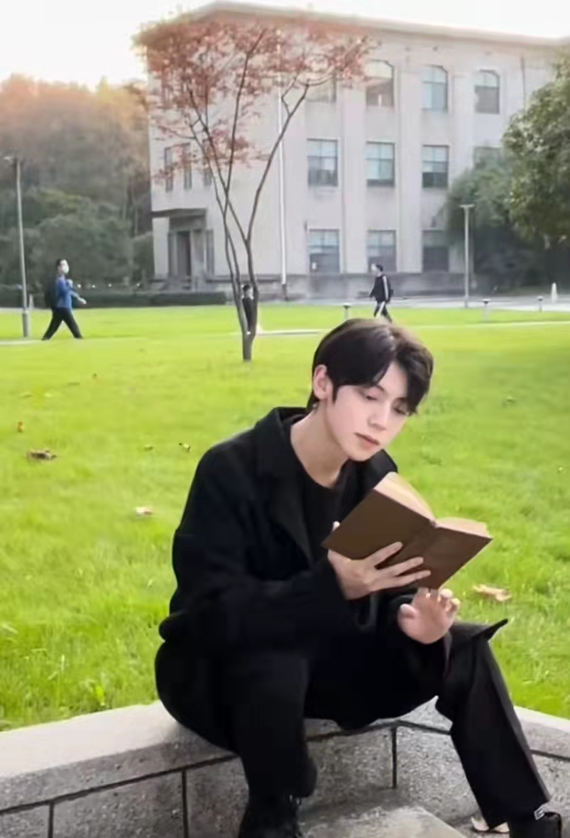 华科大拍摄宣传片，竟“借”武汉大学校草，华科大男生表示不服