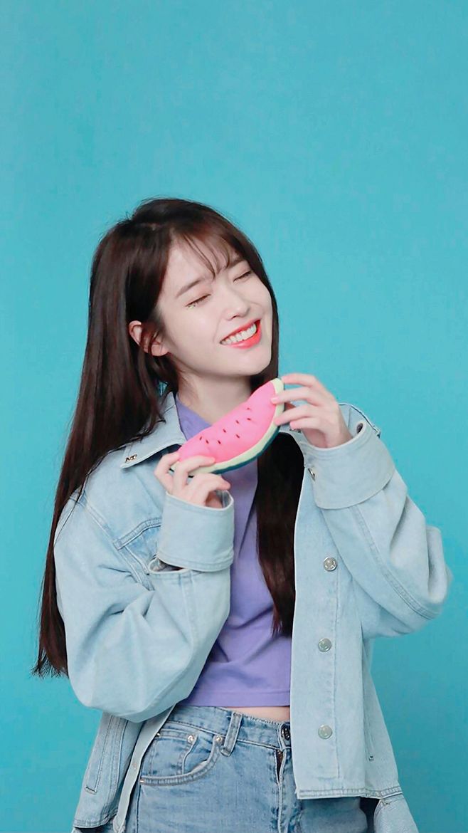 IU李知恩，因甜美长相和萌妹气质被韩国人民称为“国民妹妹”