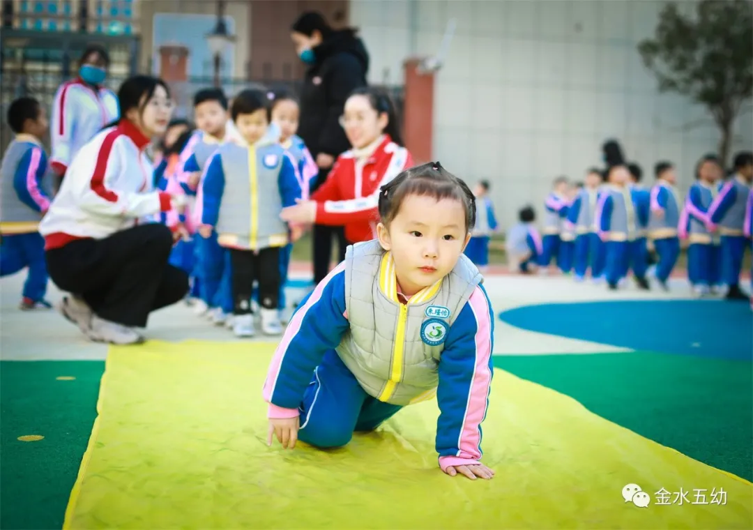 小学生足球队入场词(享运动•健体魄•悦童心—金水五幼教育集团“趣味运动周”纪实)