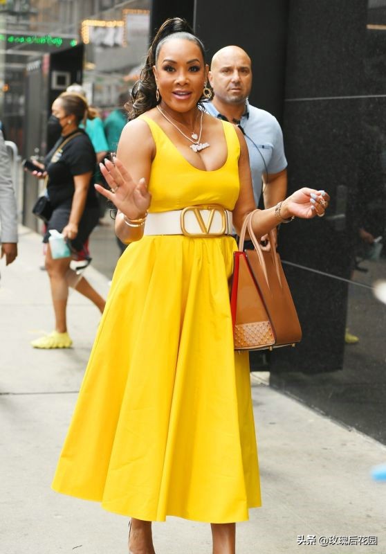 薇薇卡·福克斯现身街头，穿黄色吊带连身裙优雅大方