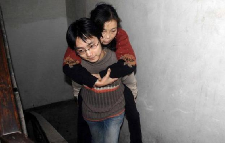 17年前，浙江19岁男孩背着母亲上大学，29岁不顾反对变性为女人