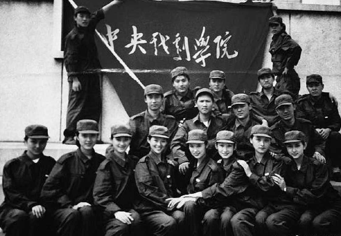 明星校园生活大不同！AB一周10块钱，郑恺开豪车上学，杨紫接地气