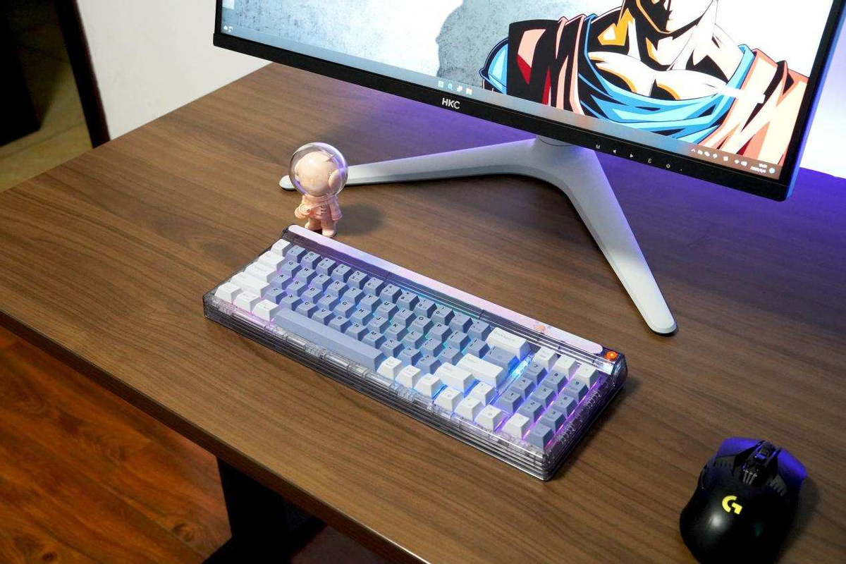 透明设计配合RGB灯效有多好看？新贵GM780三模机械键盘成桌搭新宠
