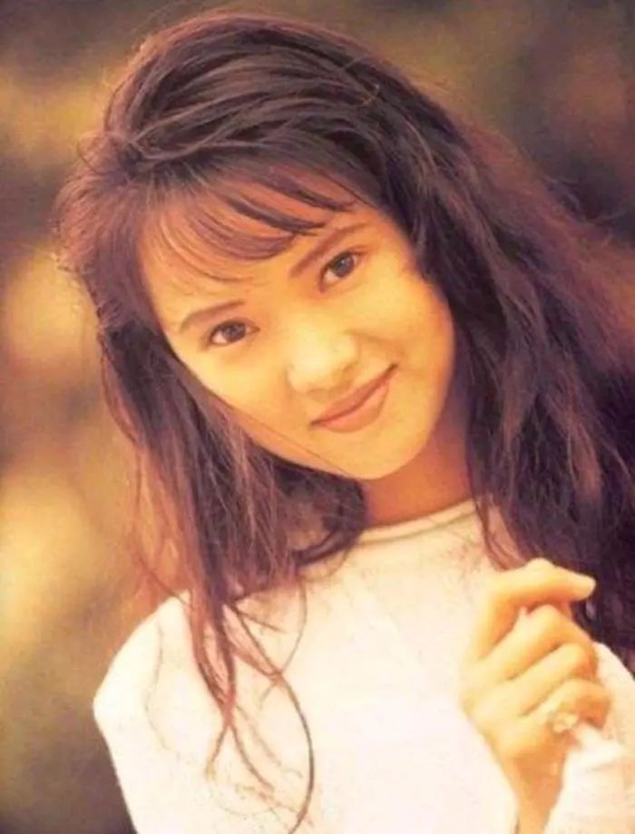 年轻时候的伊能静美得很纯粹,即便素颜也不失风格.