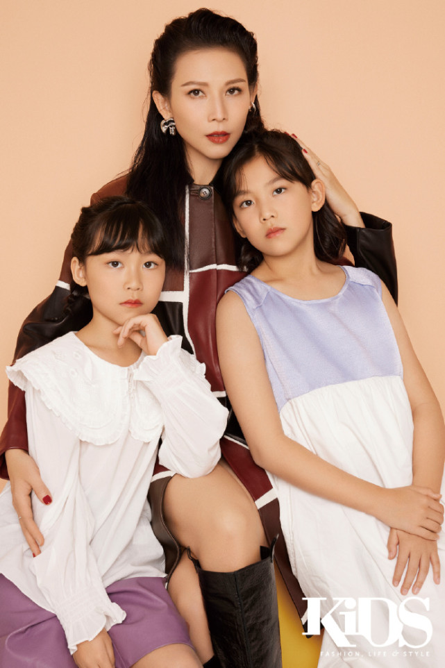 张晋蔡少芬携儿女拍写真，儿子像爸俩女儿像妈，一家五口幸福有爱