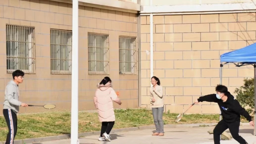 封校后的大学生都在做什么？男生宿舍玩捉迷藏，女生宿舍演宫斗剧