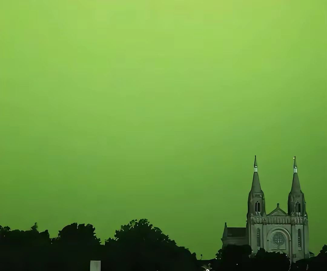 郑州“7·25”大暴雨，天空变黑后又变绿，接着又变黄，为何会这样