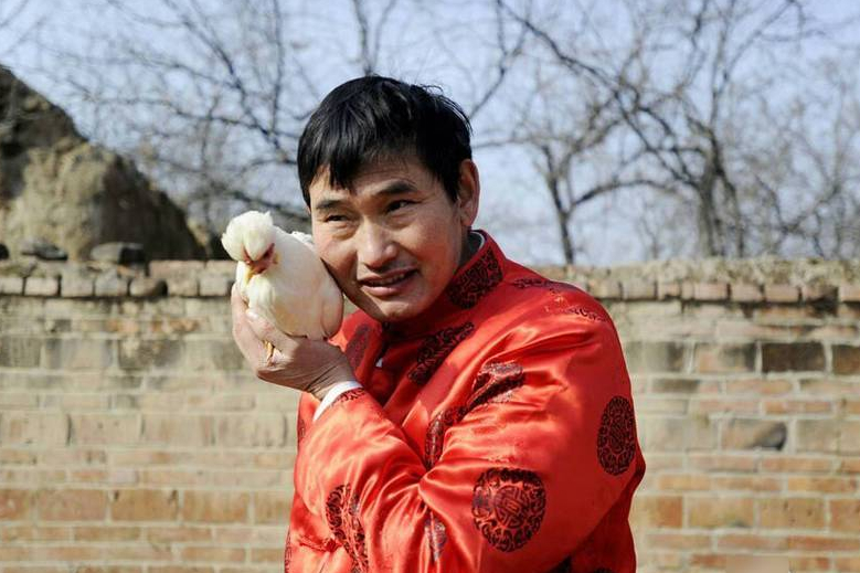 大衣哥前脚给陈萌买首饰，后脚卖废品换馒头，直言：能吃好几天