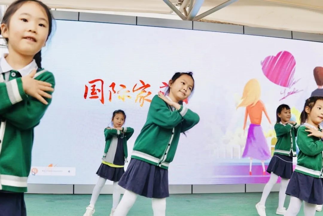 德阳市第一幼儿园举行国际家庭日国旗展示活动