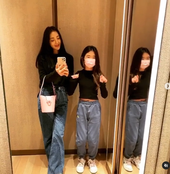 曹格女儿近照曝光，11岁Grace整容式长大，自己化红唇美妆超有范