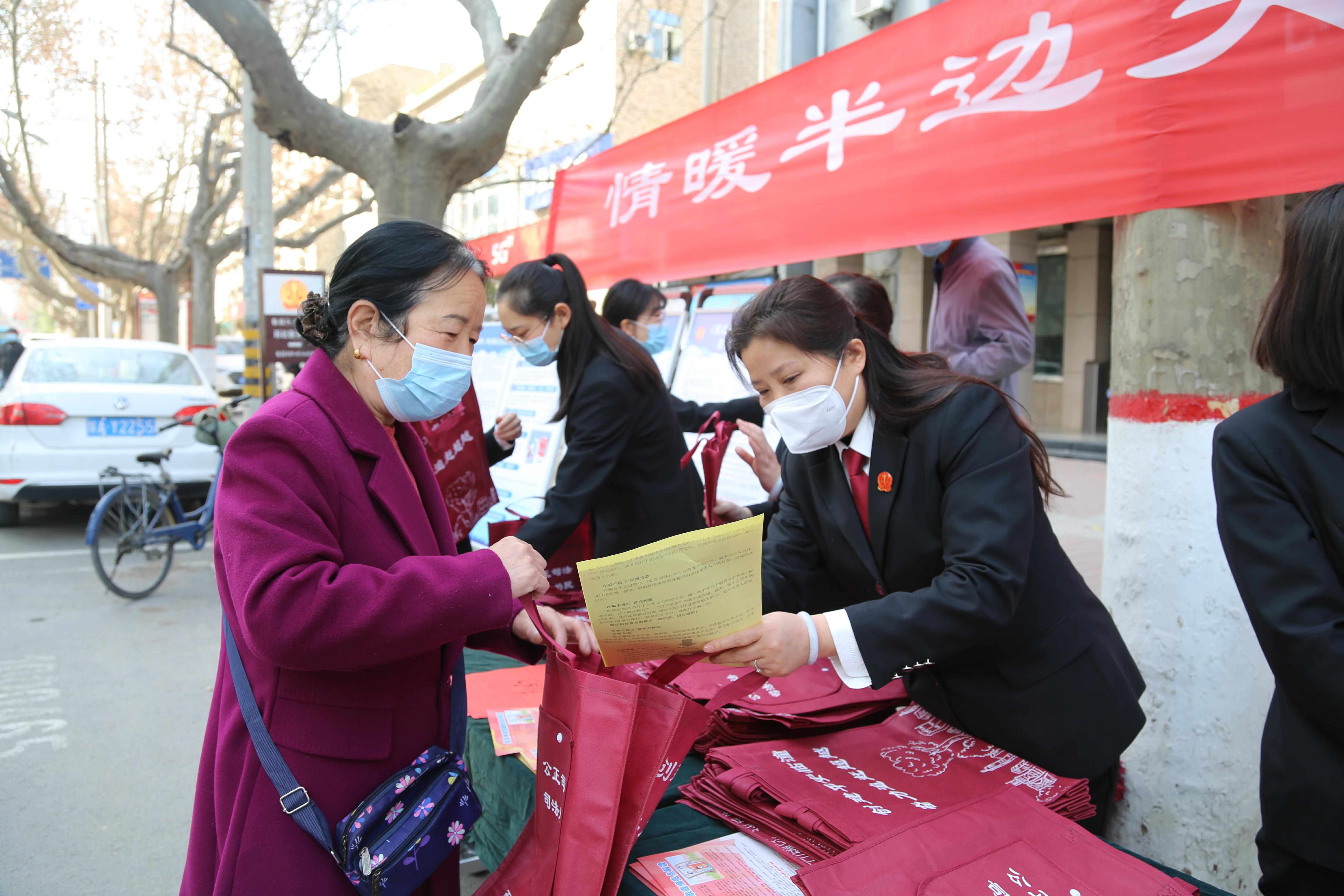 情暖半边天 巾帼在行动——西安临潼法院女法官进行普法宣传活动