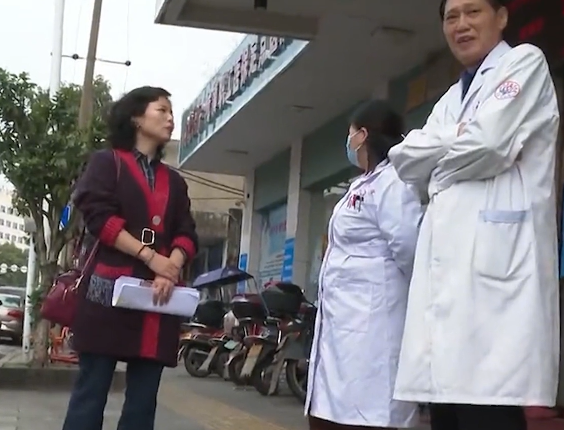 故事：丈夫偷腥漂亮小保姆，并送10多套房产，原配得知后暴走上门