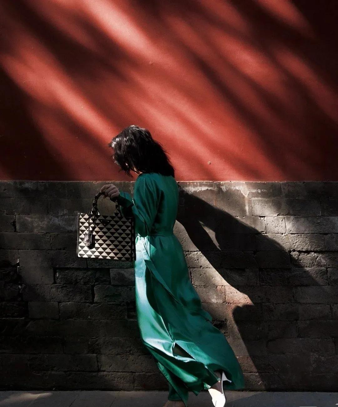 郭柯宇离婚后活成女王，手提几十万奢侈品包，脚踩上万名牌鞋