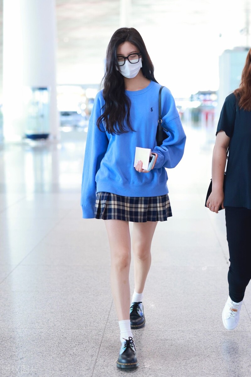宋妍霏蓝色卫衣+格纹百皱裙+德比鞋+黑框眼镜文艺氛围感