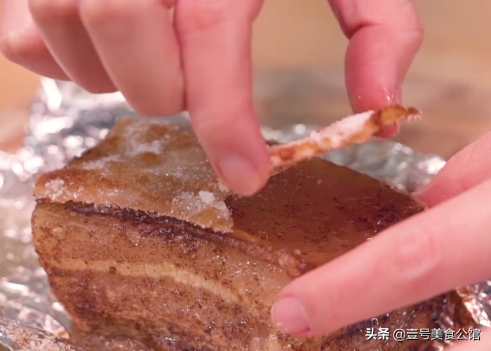 果香浓郁的脆皮烤肉，在家教你轻松做，外焦里嫩，吃了一次还想吃
