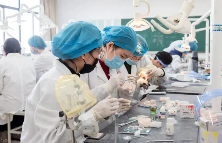 高考成绩400到500分的学生有福了，可优先选这类专业，就业前景好