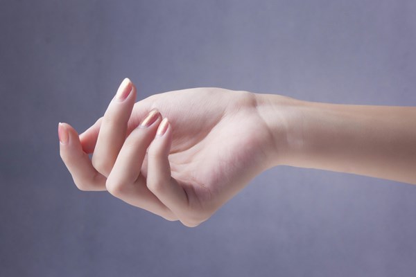 女人坚持佩戴银手镯，对身体有何影响？究竟是好事还是坏事？